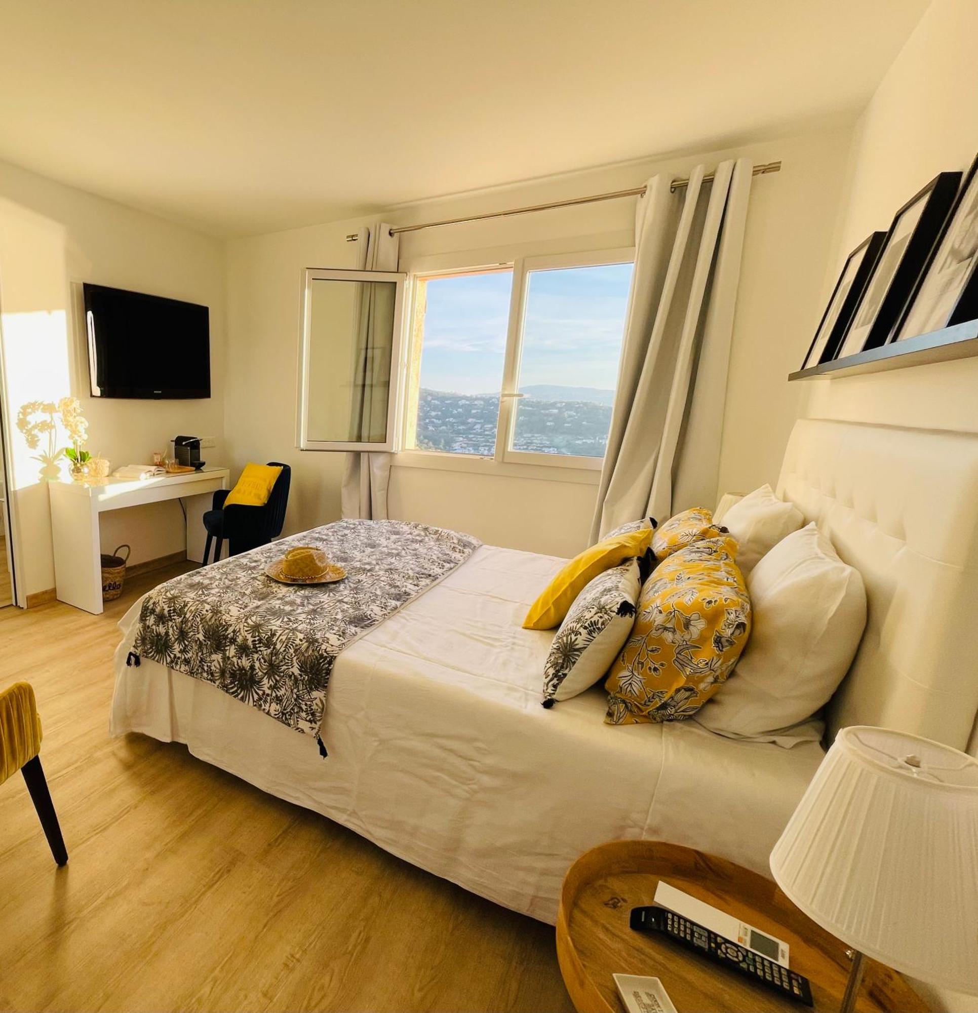 Villa Cacharelle Vue Mer Piscine 카발레르쉬르메르 외부 사진
